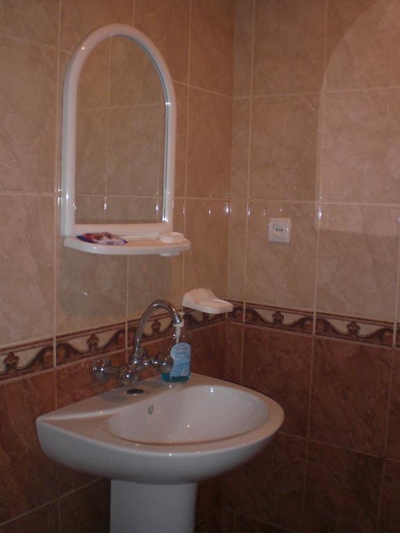 Guest House Nona Kutaisi Habitación foto